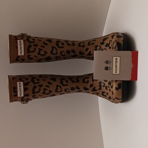 Hunter Other - Hunter kids 1B/2G boots in tan and black animal print.